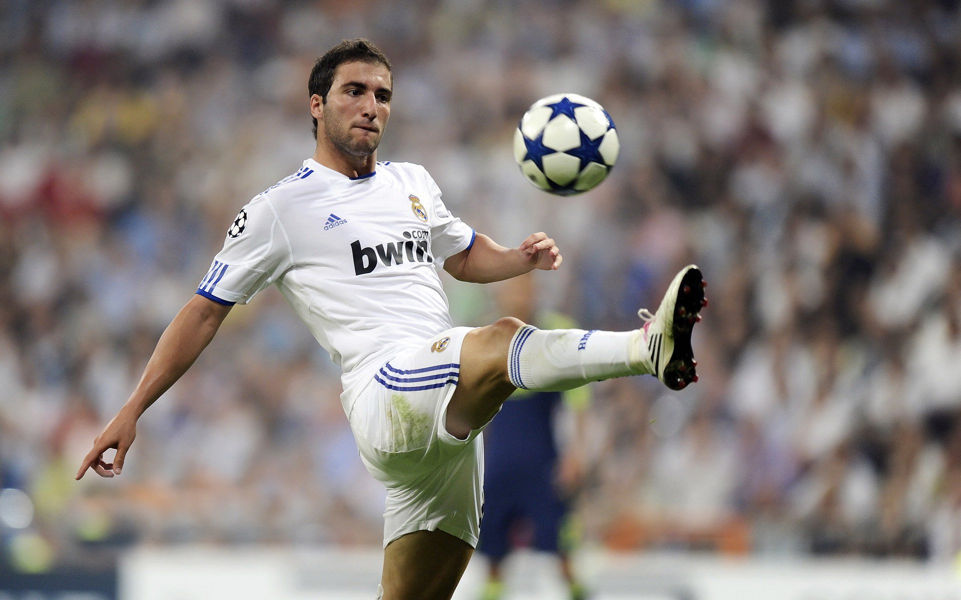 勇者无惧：欧冠比赛中的“铁血拼搏”精神，勇者无惧出自