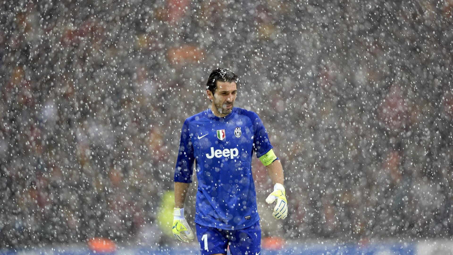 城市夜空跑，灯光点缀的运动盛会，城市夜晚灯光